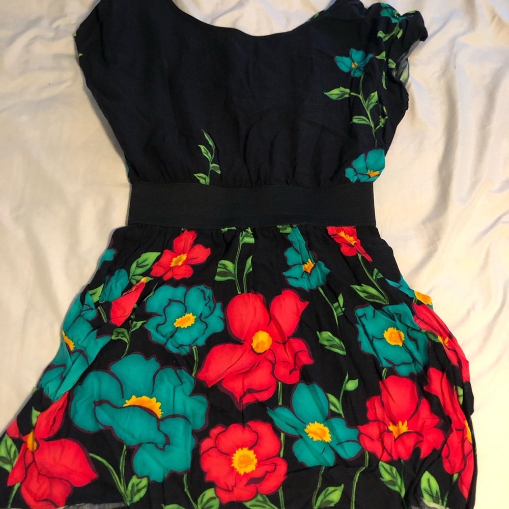 Flirty cotton dress with open loose pockets.